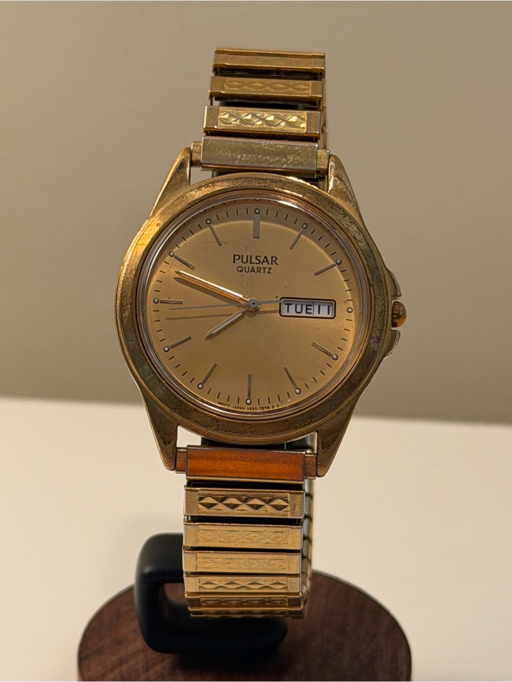 Vintage Pulsar Quartz Day-Date – Gold Tone Stretch Bracelet (36mm)